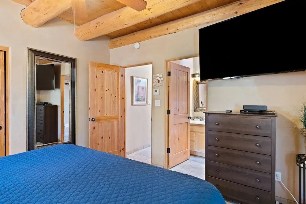 Kiva - Stunning & Lovely With Kiva Fireplace, Walk to the Plaza and the Railyard