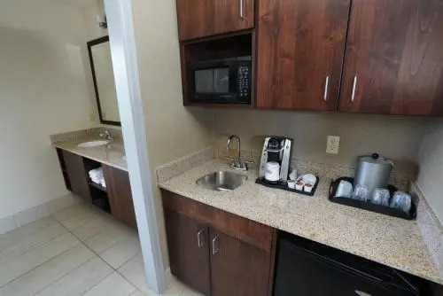 Creekside Hotel & Suites