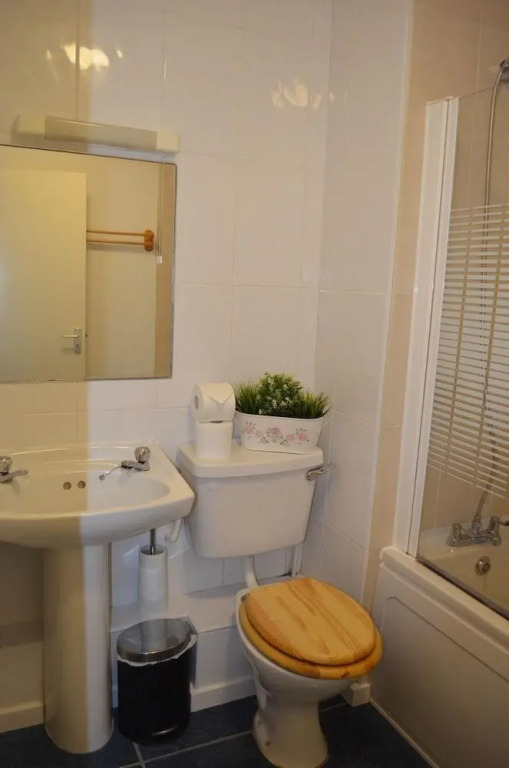 MetroStays - Riverside Apartment