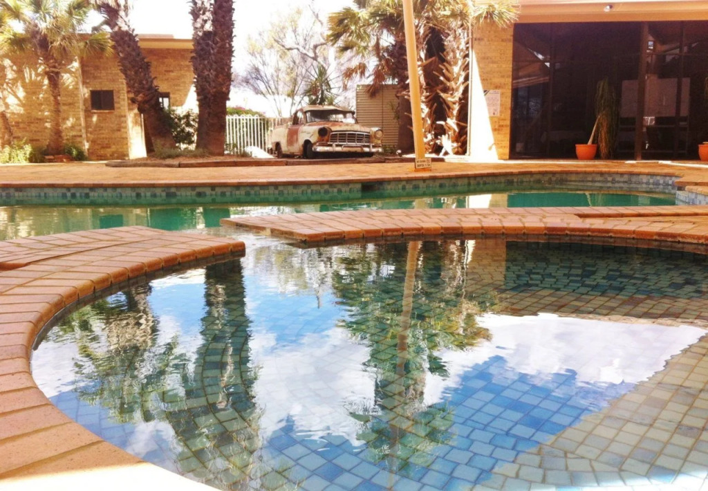 Albert Park Motor Inn - Pool and shaded parking