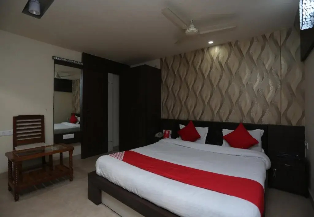 Hotel Crown Plaza By OYO Rooms