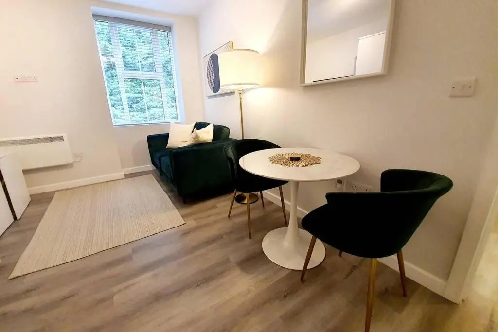 Town Centre 1 Bed, Close to the Beach with Parking