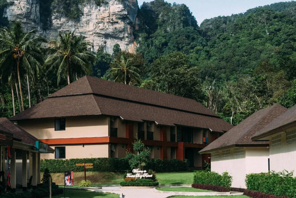 Tonsai Bay Resort