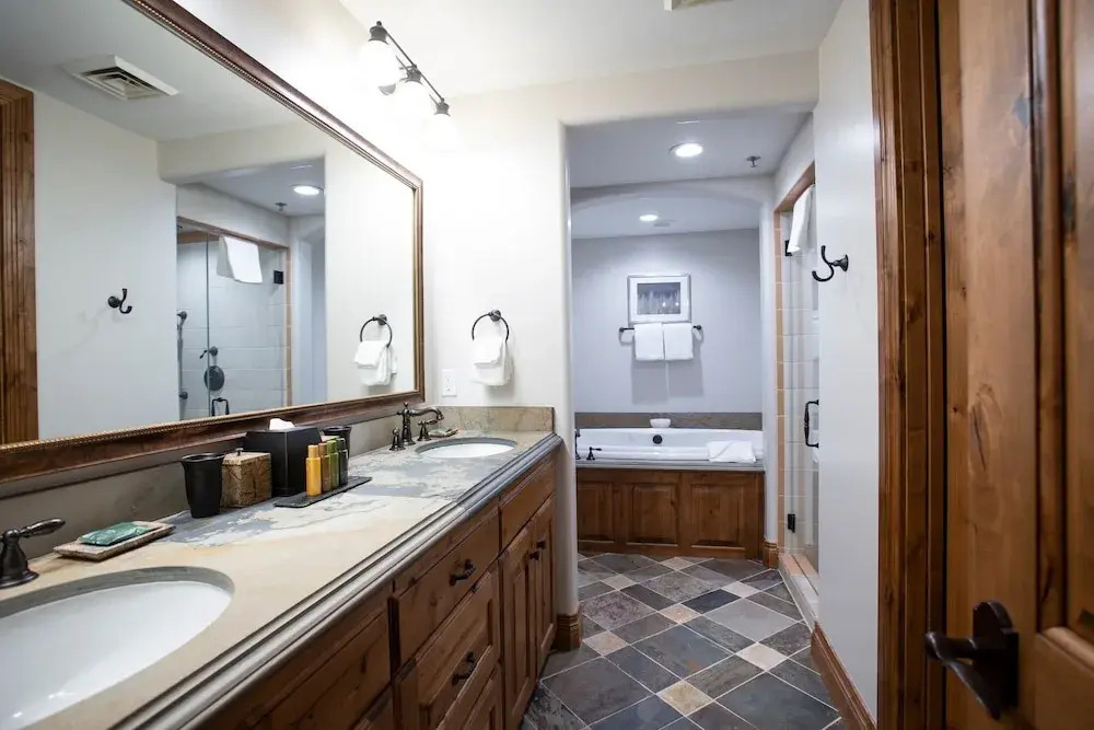 Grand Lodge - Five Bedroom #402 - Ski-in/ski-out 5 Condo