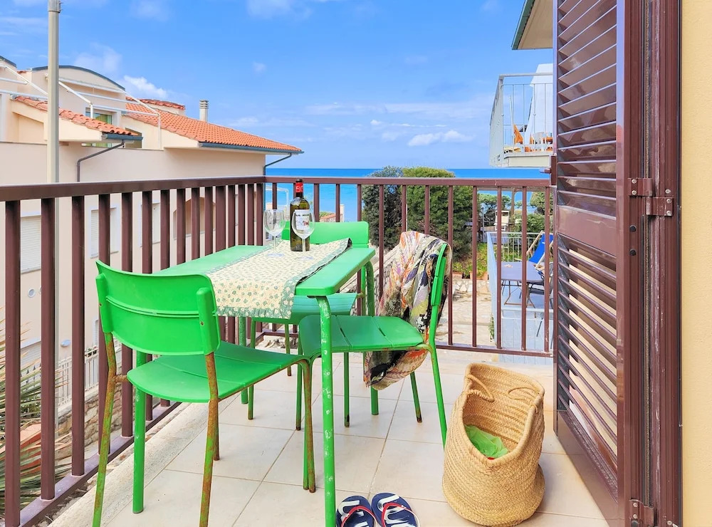 Sea view and ground floor Apartments le Dune