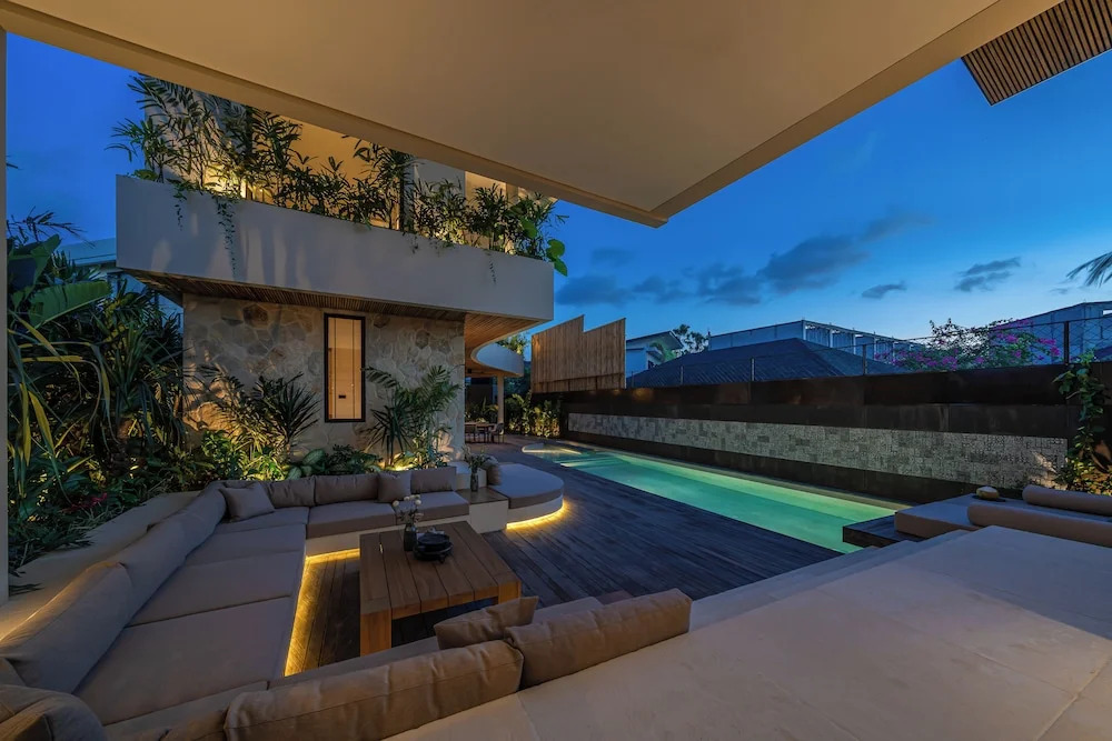 The Line - 5BR Luxury Villa with Cinema & Hot Tub in Umalas