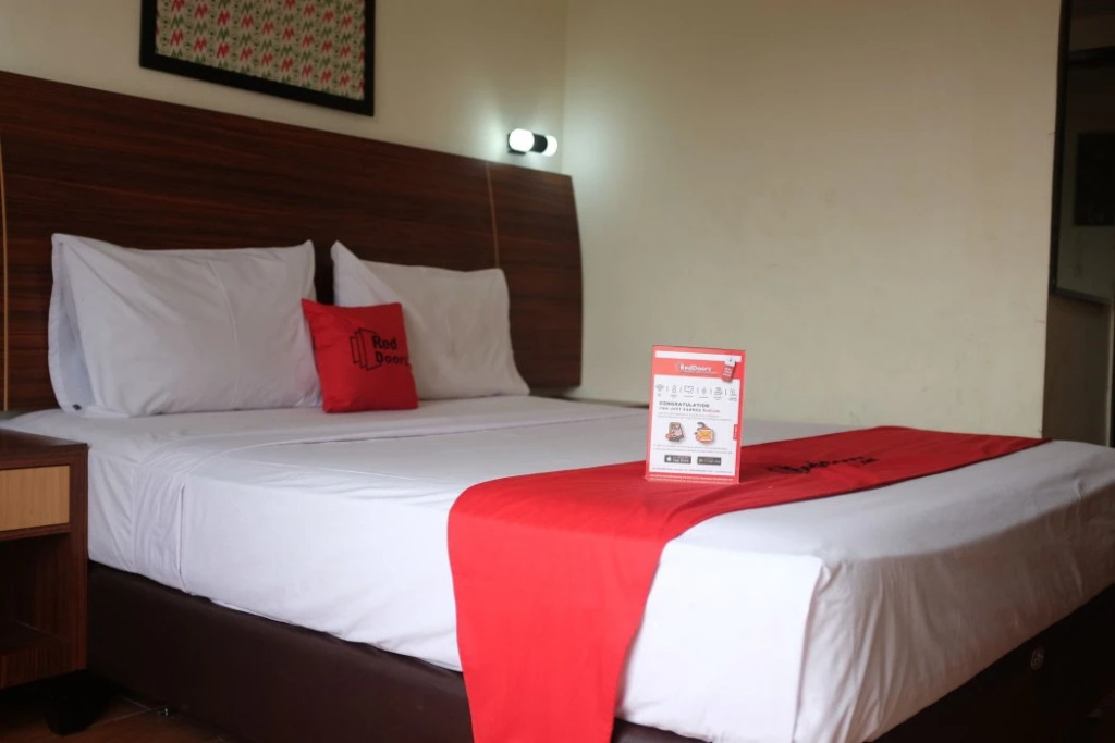 RedDoorz Plus near Senen