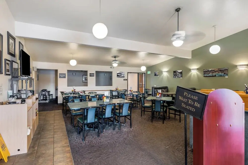 Breeze Inn Hotel & Motel