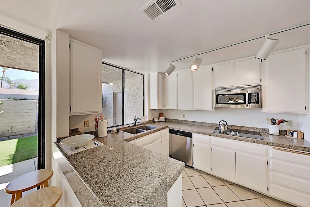 Desert Sanctuary W/ Private Pool & Hot Tub 3 Bedroom Condo