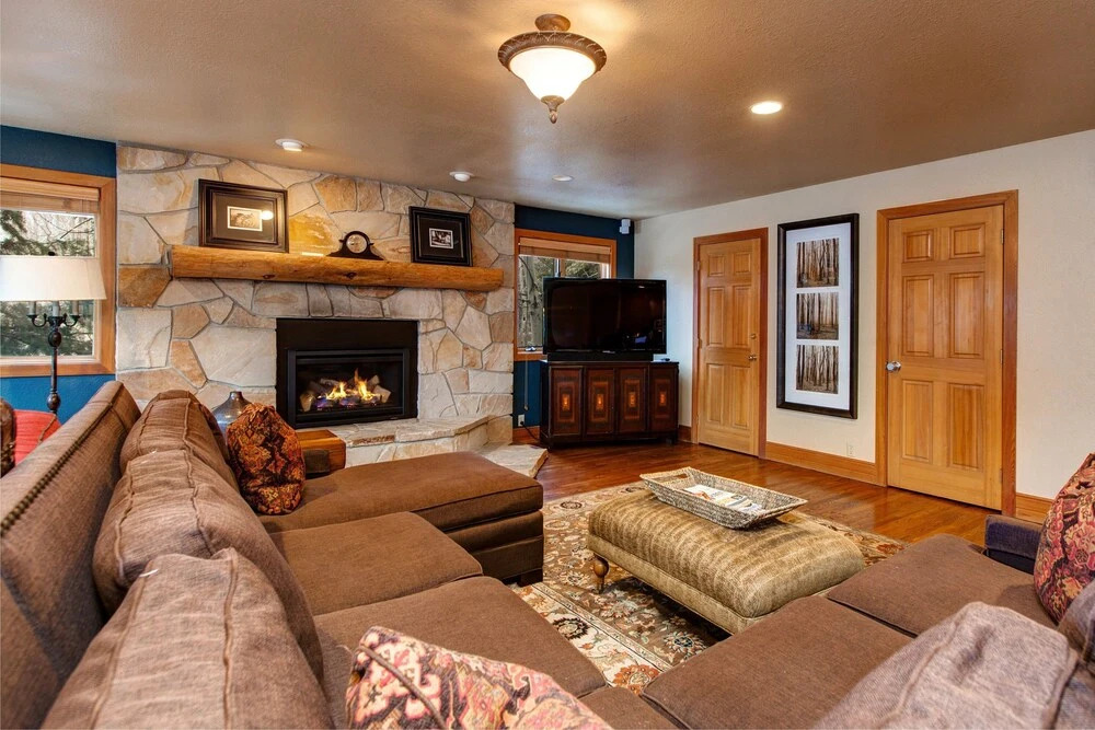 2418 Amundsen Court Home by RedAwning