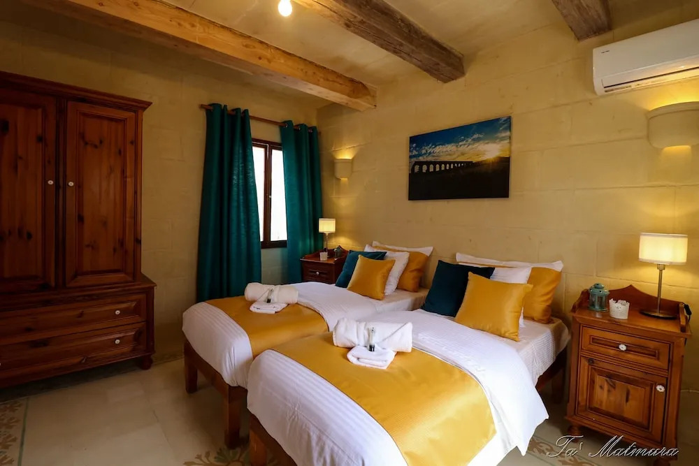Lonza Gharb Farmhouse