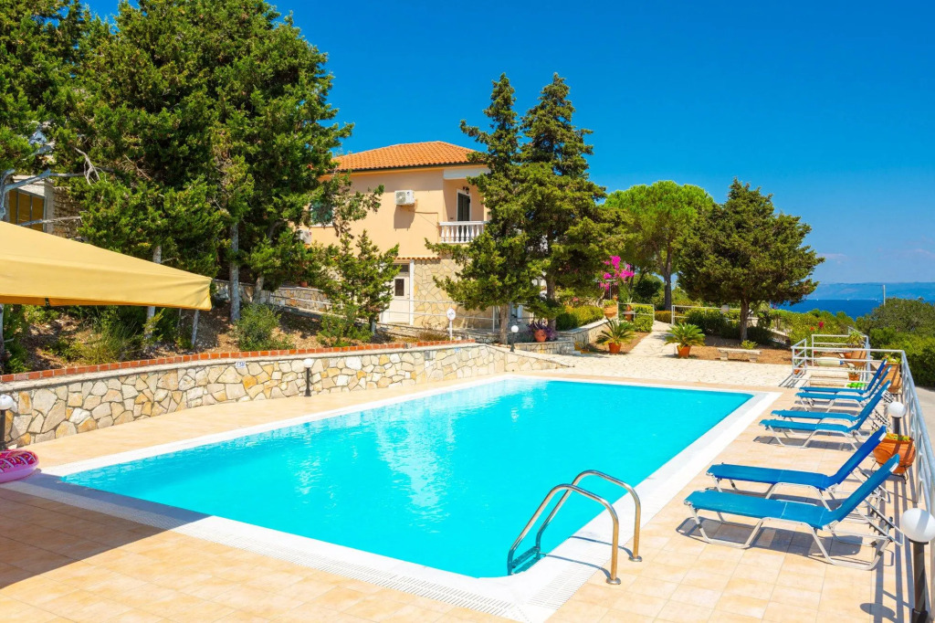 Dolphin House Large Private Pool Walk to Beach Sea Views A C Wifi Car Not Required - 557