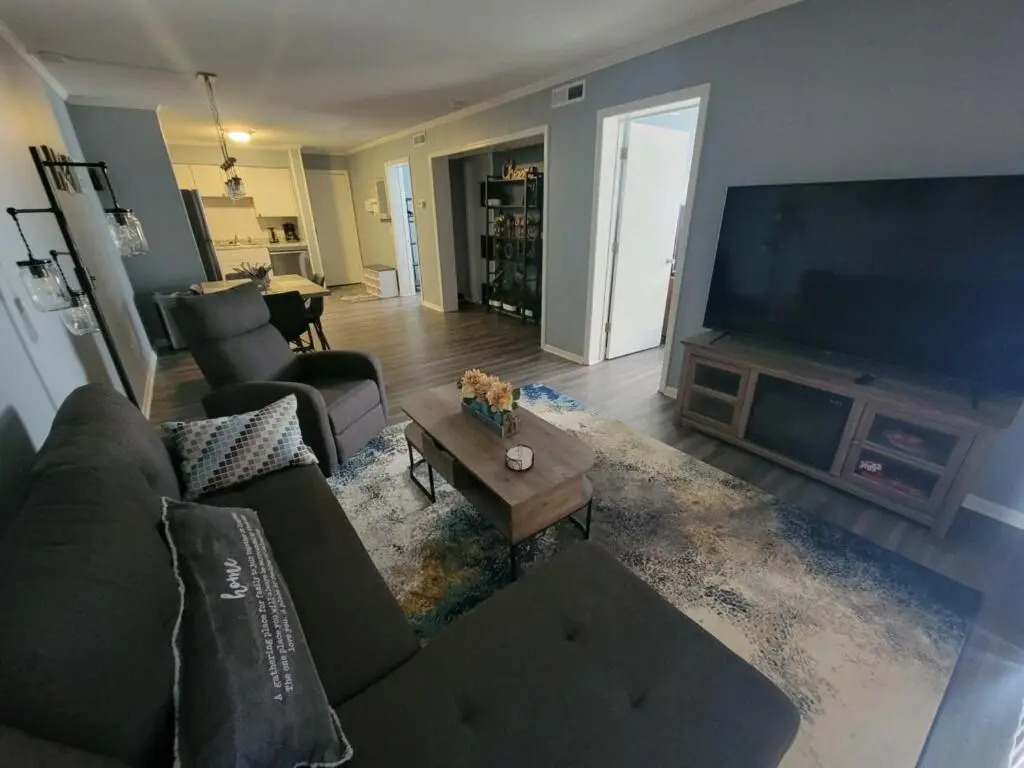 2022 Renovated 2-bedroom cozy, lovely condo
