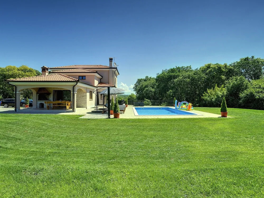 Villa in Rovinj with Private Pool and Sea Nearby