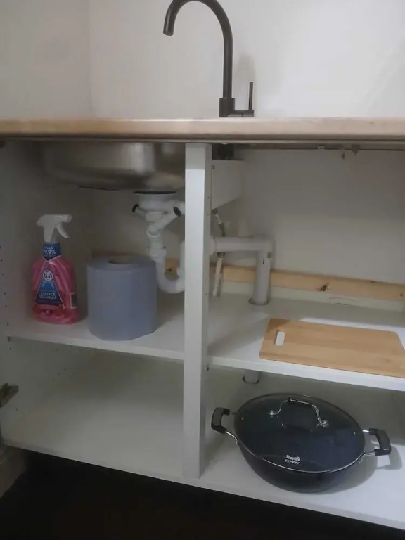 Ground-Floor Family Studio Apartment with Double and Single Beds – Free Parking