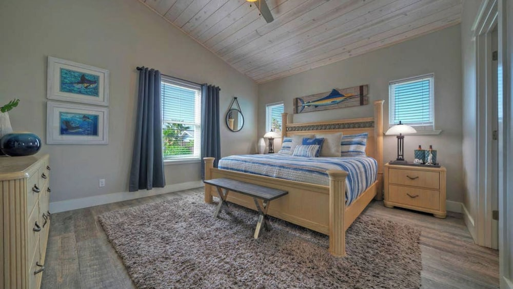 Sleeps 21, 2 Homes 2 Private Pools, Fire Pit, Swing Bar Walk to the Beach