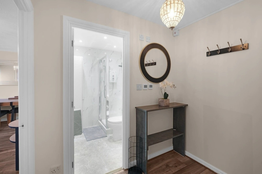 Modern 1 Bedroom Apt in Streatham with Parking