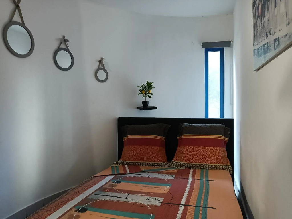 blue and yellow, appartement au calme, avec piscine, WIFI