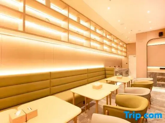 Xinyi International Hotel (Xihongmen Huiju Shopping Center Subway Station)