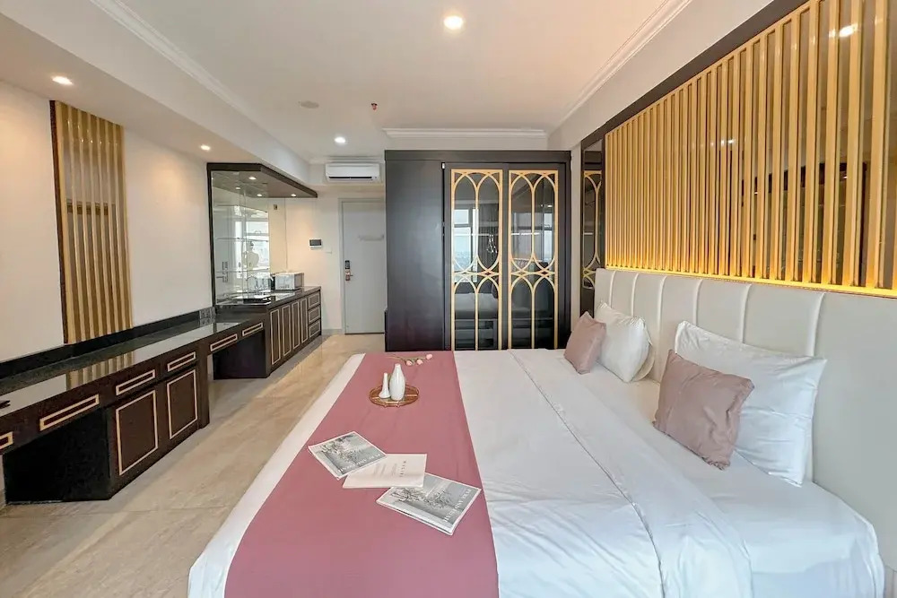 Lavish And Comfy Look Studio At Grand Sungkono Lagoon Apartment