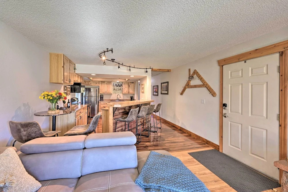 Cozy & Chic Mountain Condo w/ Community Perks