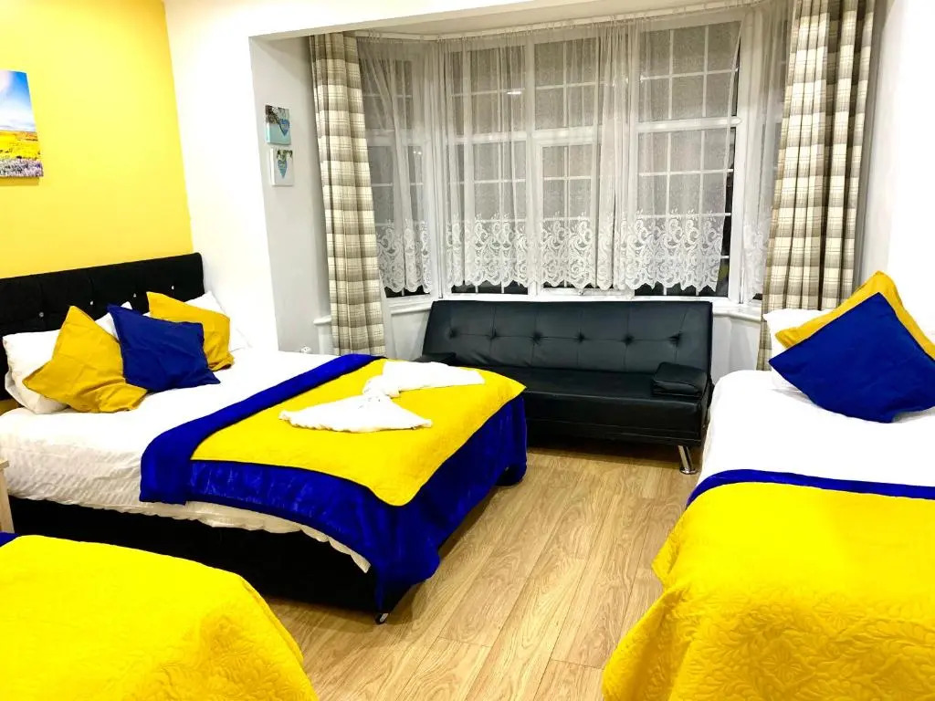 4 Bedrooms, 3 Baths, Full Kitchen and Lounge, Garden, Free Parking
