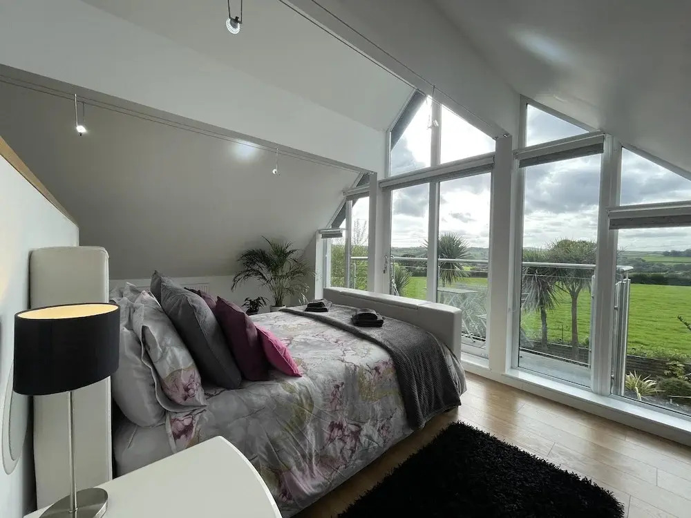 5 Bed House-sleeps 14-hot Tub-bar-garden-parking