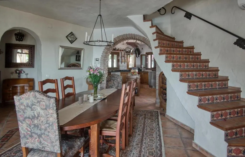 Luxury 4-bedroom villa, private pool and outhouse