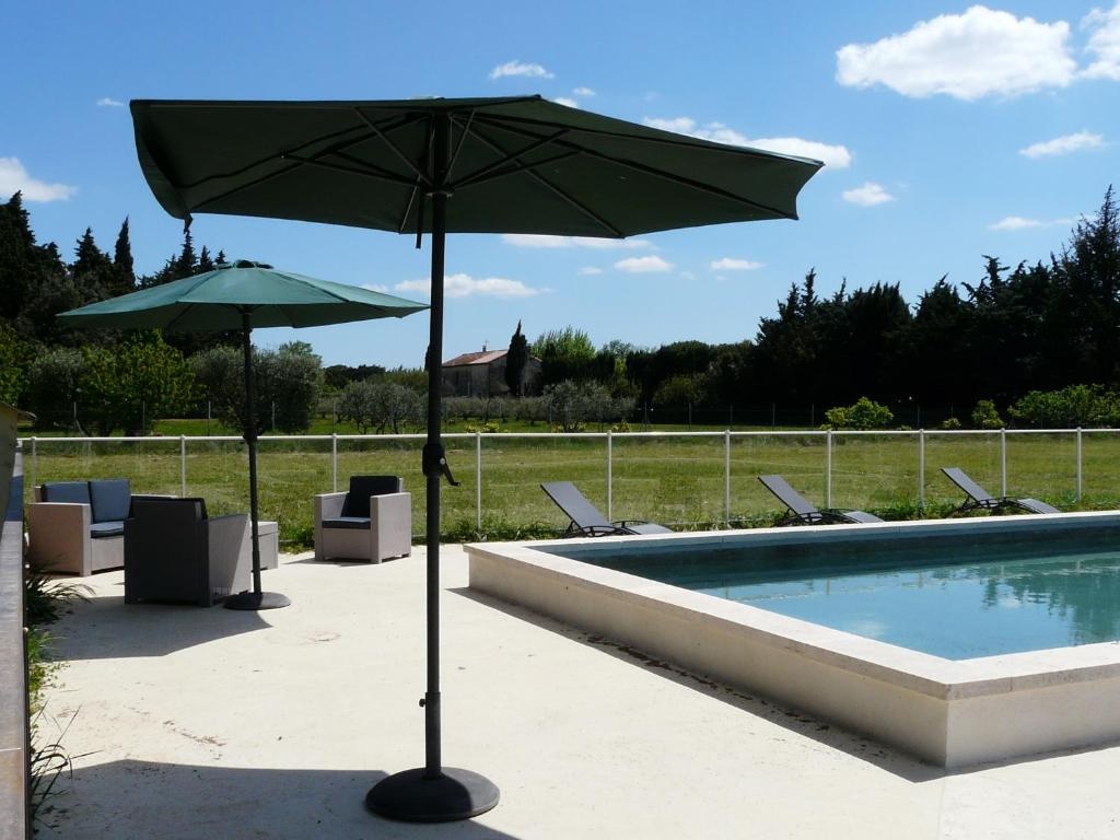 air-conditioned family house with fenced pool in fontvieille in the alpilles, sleeps 8