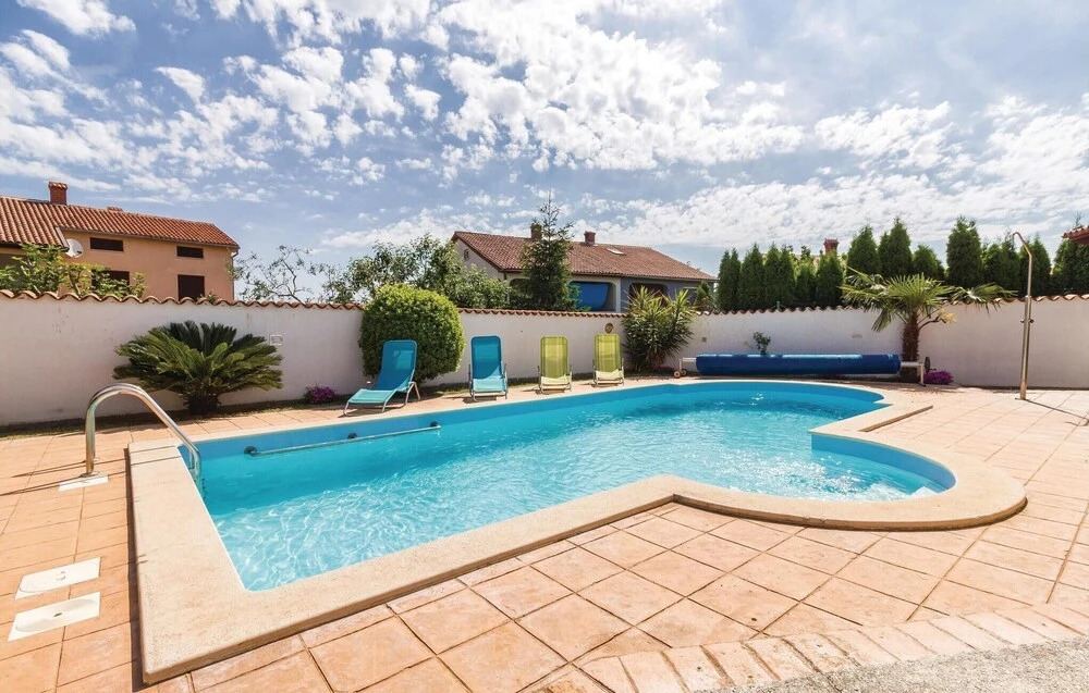 Amazing Apartment in Banjole With 1 Bedrooms, Wifi and Outdoor Swimming Pool
