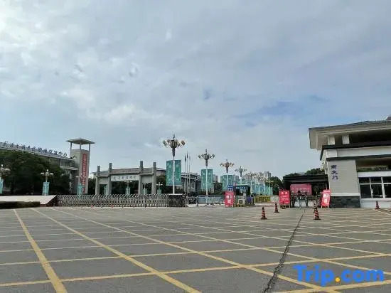 YUNDUOHotel (Jiangxia Living Room Metro Station EonMall Store)