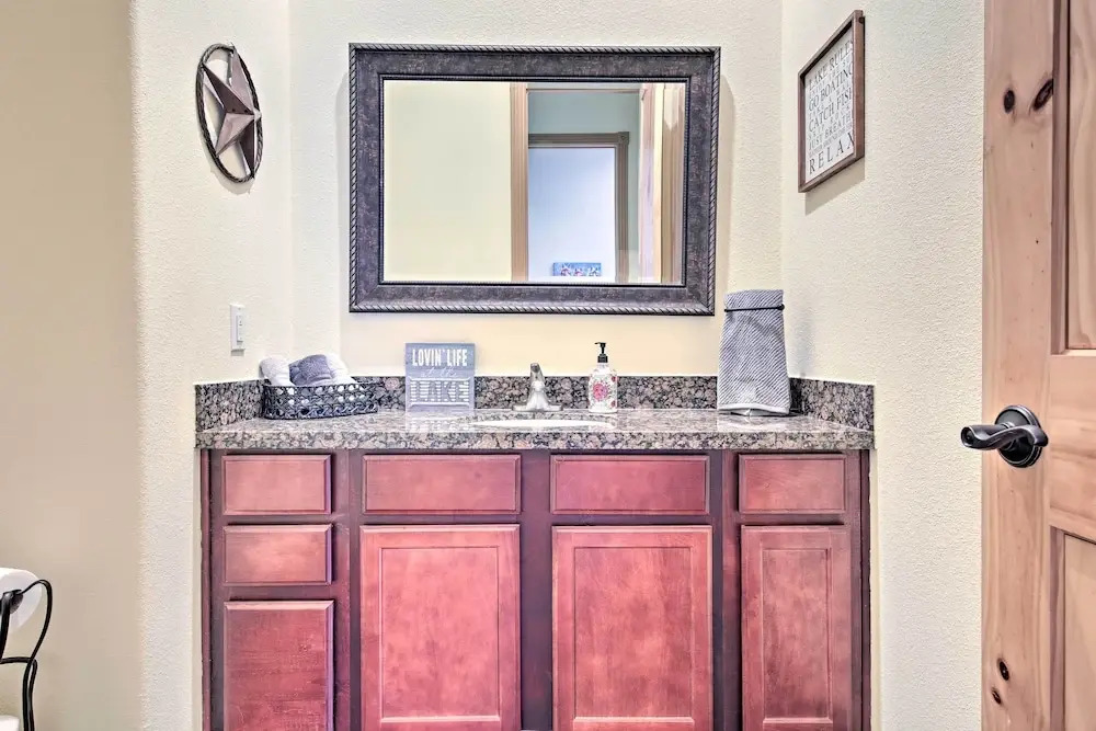 Lakeview Escape w/ Hot Tub, 1 Mi to Canyon Lake