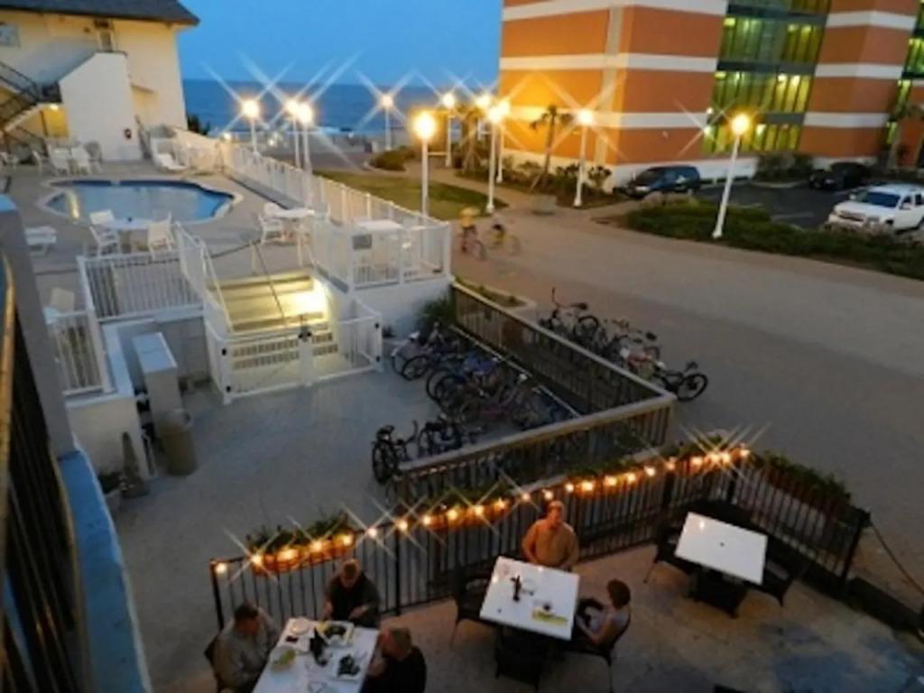 Renovated Oceanfront Boardwalk Pool, Beach, Kitchen, Restaurant, 4 People, cozy studio unit, walk right out no elevator