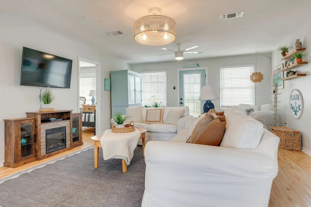 Walk to Waves! Dauphin Island Beach House w/ Deck