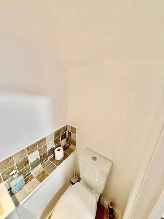 2 Bed House - Sleeps 4 - Parking - Wifi