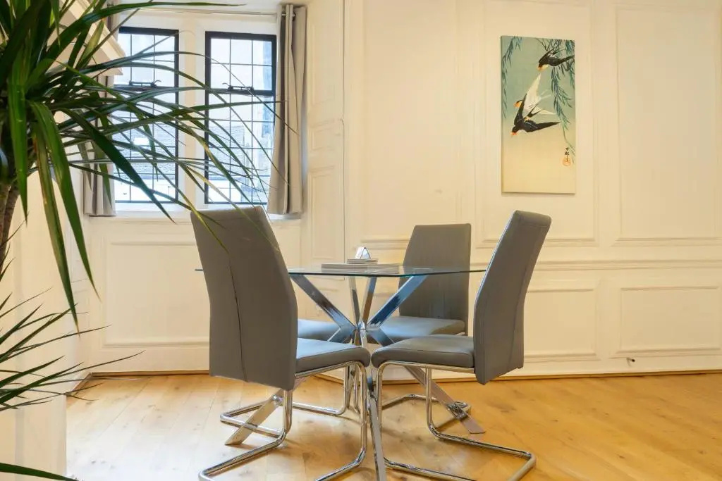 Executive City Centre Apartment with Gated Parking and Stylish Rooms includes Privacy and Space with Luxury Feel plus Courtyard Garden in Amazing Location and Very Highly Rated