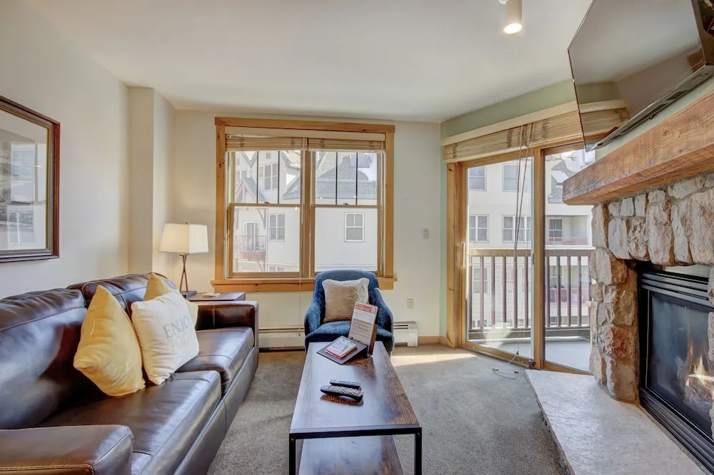 Buffalo Lodge~1br Condo~8388 ~walk To Slopes ~kids Ski Free 1 Bedroom Condo by RedAwning