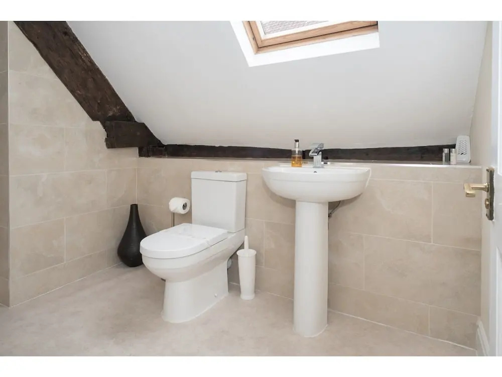 Traditional, Stunning and Spacious 2BR Apt for 4