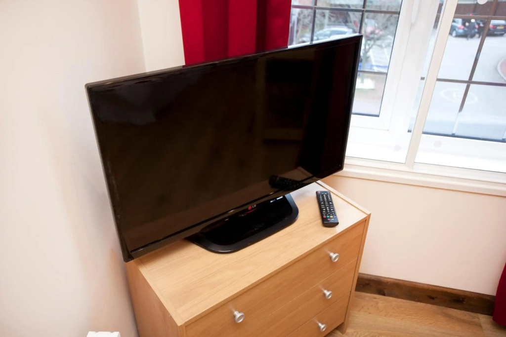 Emporium Nottingham - Your own City Centre Self Catering Apartment - with 3 Bathrooms and Full Kitchen, ideal for Contractors too - Outside Smoking Area - "Cook as you would at Home" - by Victoria Centre Shopping Centre on Huntingdon Street