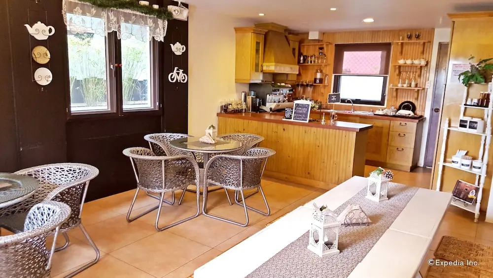 Exclusive Village Home Near Country Club, 18 pax
