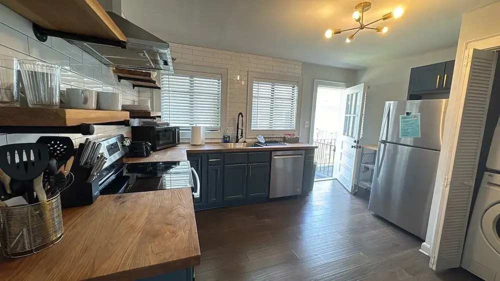 Group-ready West End Duplex - Save Big Midweek