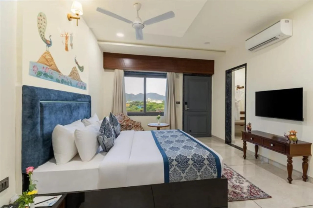 Traavista Aravali Mahal - Luxury Lake View Heritage Resort in Udaipur