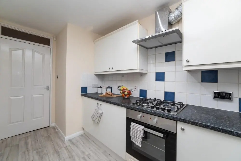 Modern 4 Bedroom House - Free Parking Netflix by WHA for Contractors Relocation Business Travel
