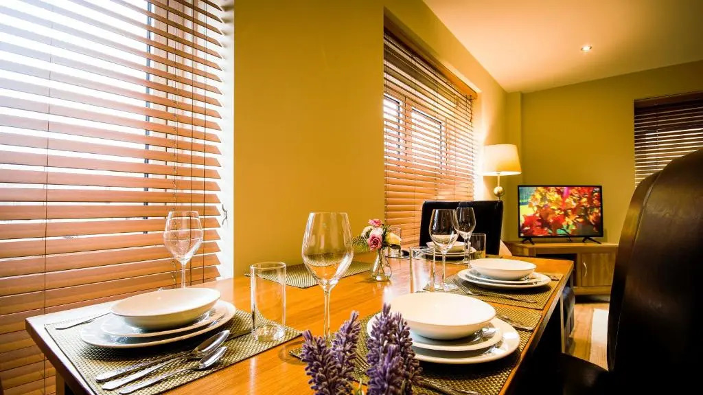 Superb City Center 1 or 2 BR Apts King Bed