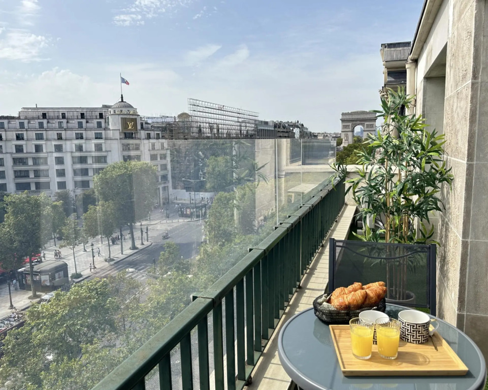 1610B - Stunning studio with Champs Elysées Views!