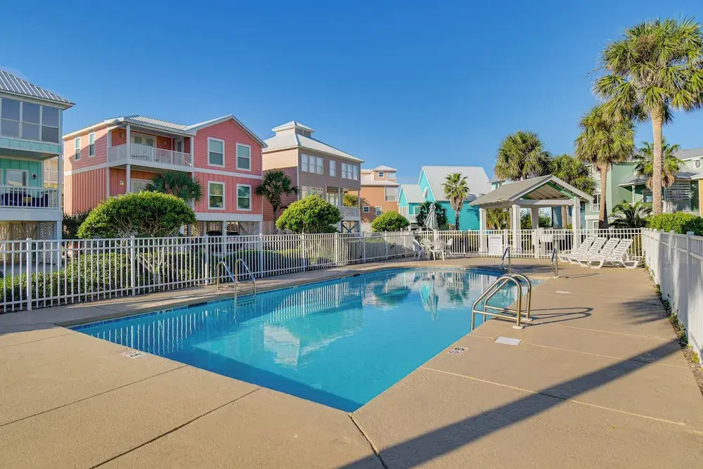 Walk to Beach: Home w Pool Access in Gulf Shores