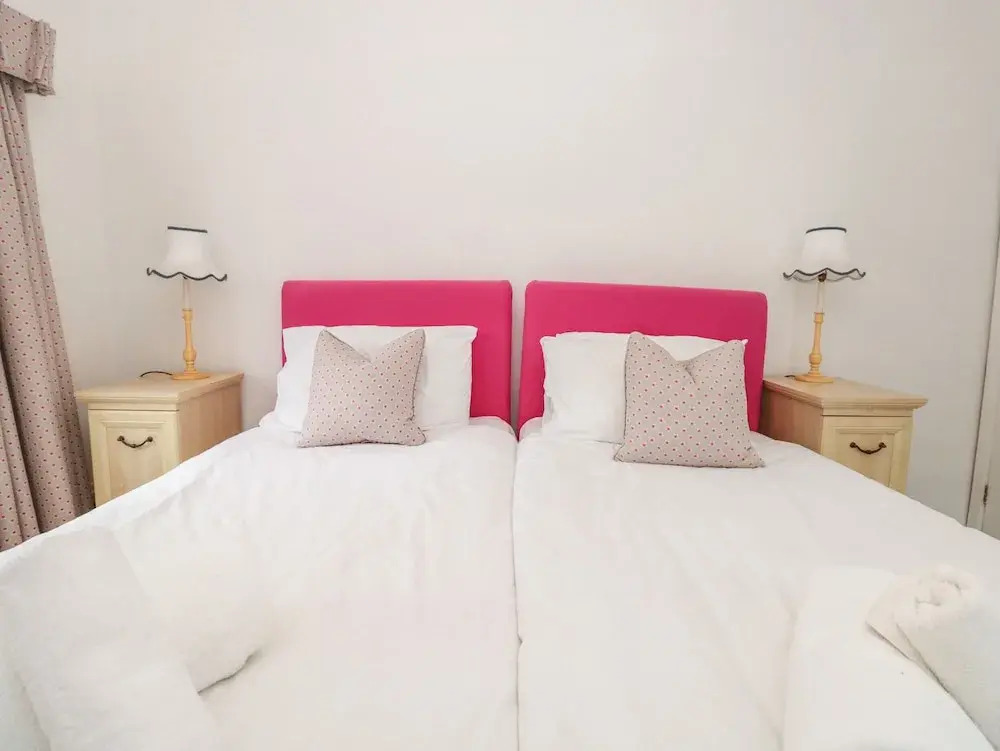 2 Lee Court
