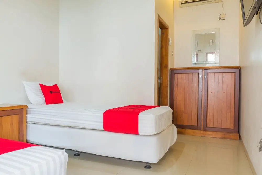 RedDoorz near Pasar Pagi 2 by Cassana