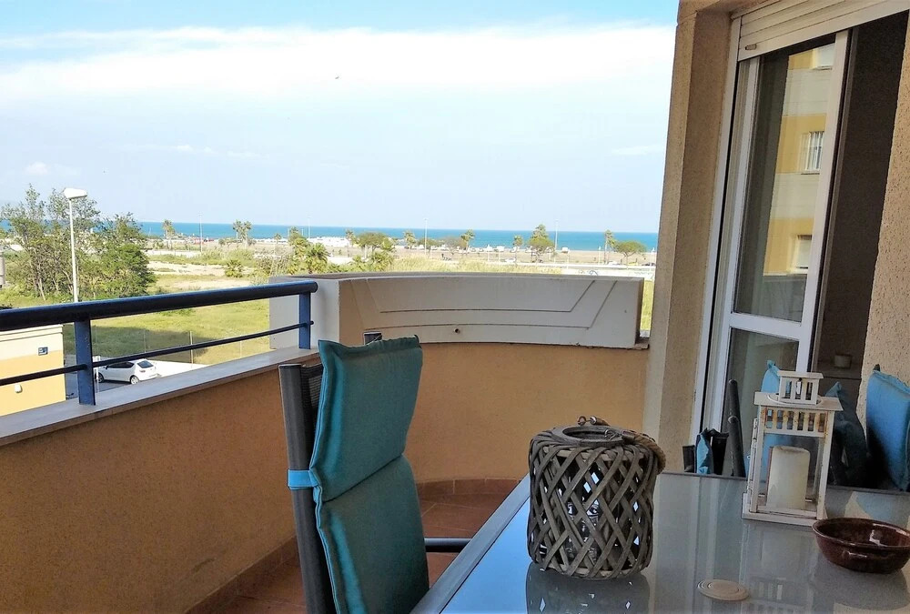 Apart. con piscina frente al mar
