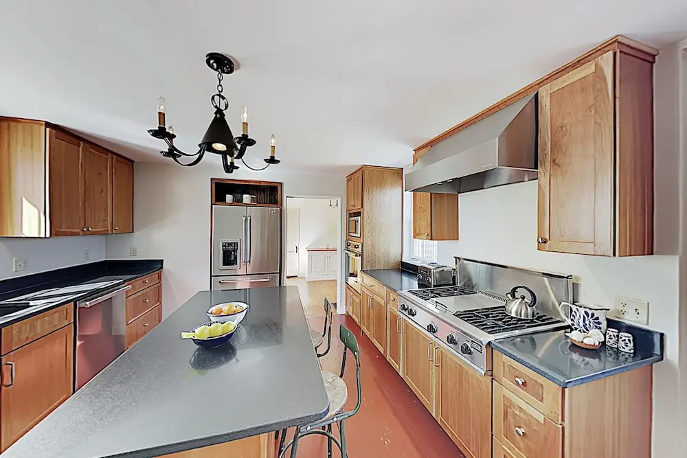 New Listing! All-suite Harbor-view W/ Deck 4 Bedroom Home
